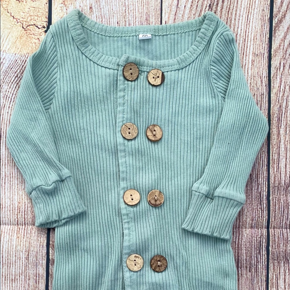 ((NEW)) Infant Girl’s Button Up One Piece Size 6 Months
